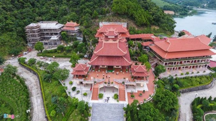 Top 4 chùa ở Hạ Long linh thiêng nhất! 1 chua cai bau